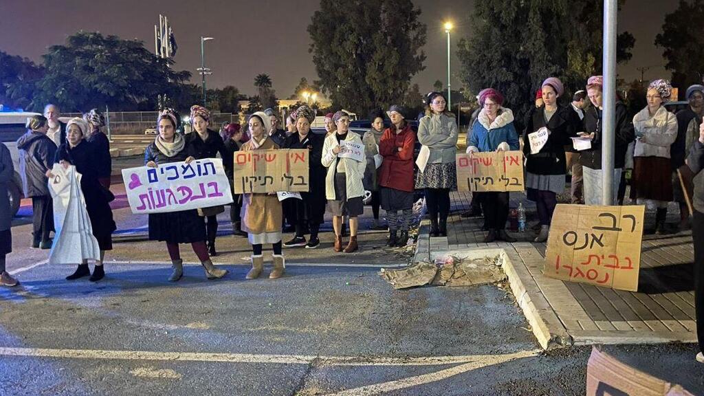"מדינת ישראל חייבת לקחת אחריות ולמנוע חזרה של עבריין מין מסוכן לקהילה". הפגנה נגד שחרורו של שיינברג מהכלא, שלשום הפגנה נגד שחרורו של עזרא שיינברג