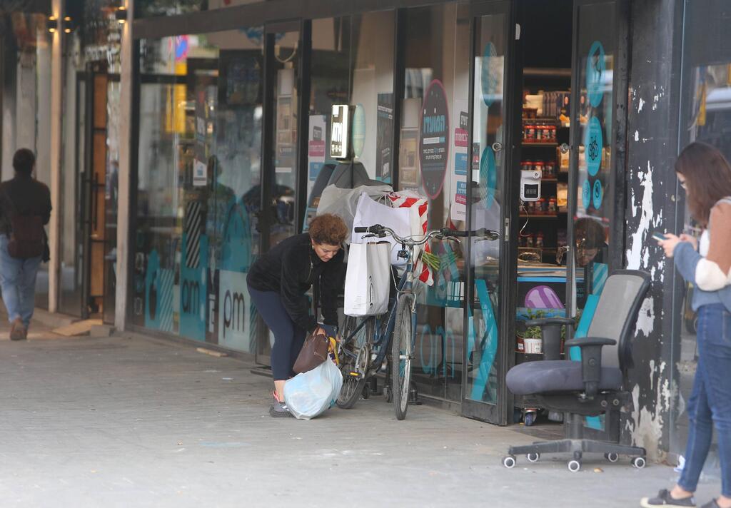 עושה סדר בקניות. עדי אשכנזי (צילום: מוטי לבטון) פפראצי