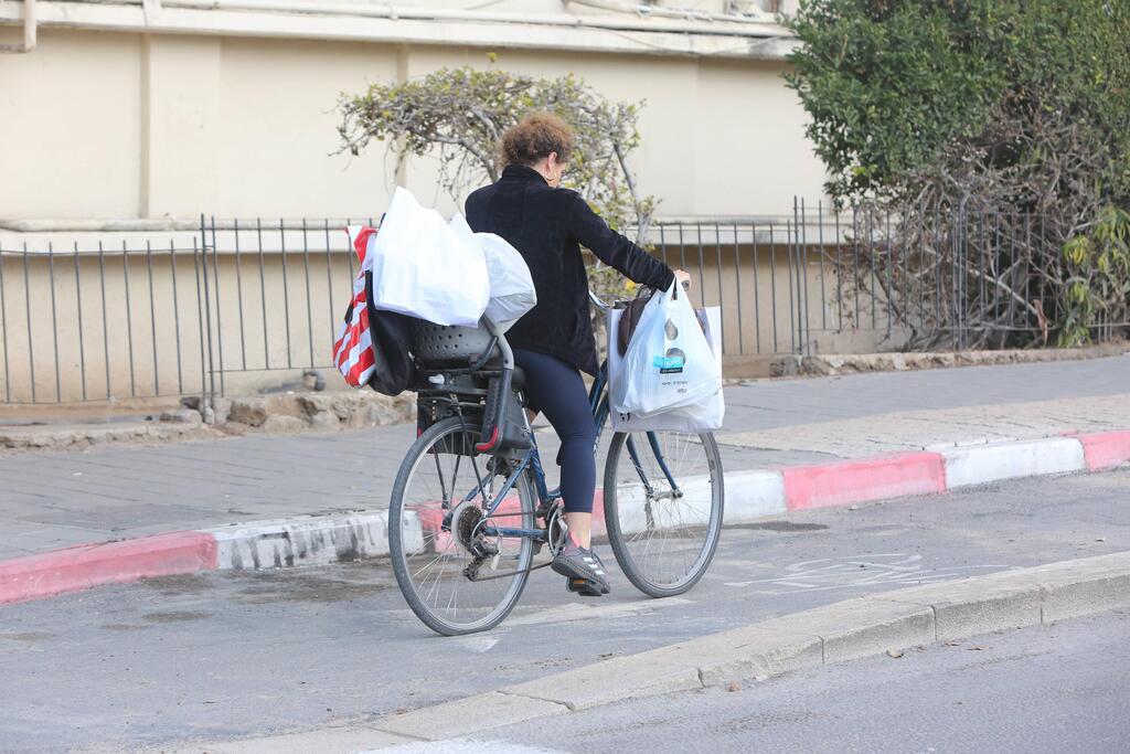 אולי היא מהגרת לאנשהו (צילום: מוטי לבטון) פפראצי