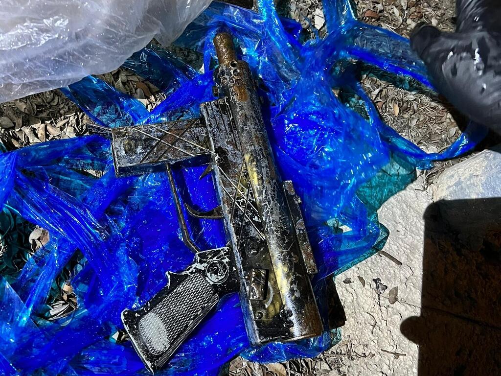 "החשודים בירי נמלטו מבתיהם, אך זהותם ידועה לנו ואנחנו בעקבותיהם". אחד מהנשקים שנתפסו בפשיטה אתמול (צילום: דוברות מחוז צפון) תפיסת כלי נשק במחוז צפון