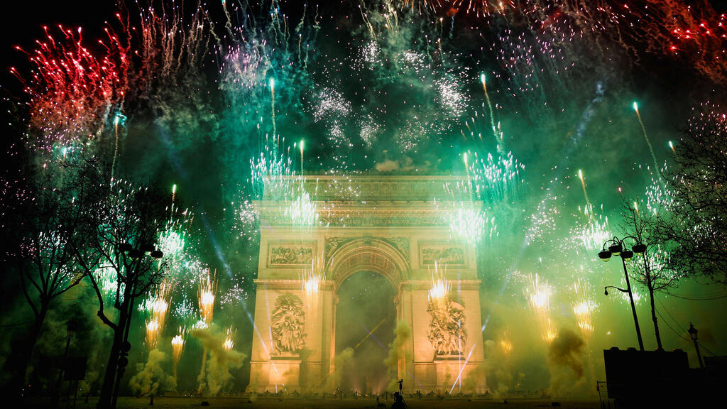 חגיגות השנה החדשה בשער הניצחון בפריז