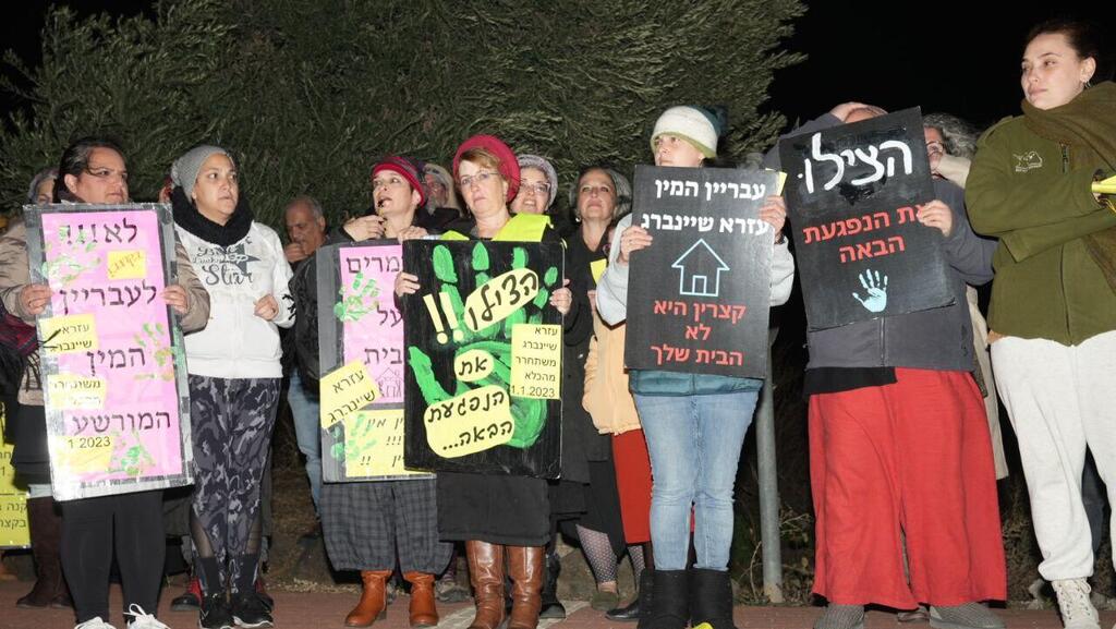 "רק המחשבה שהוא מגיע לפה היא נוראית". הפגנה מול ביתו של שיינברג, אמש (צילום: אפי שריר) הפגנה נגד שחרור עבריין המין עזרא שיינברג בקצרין