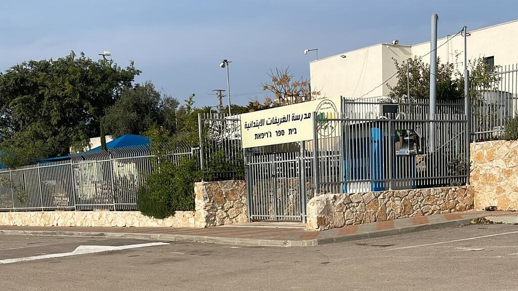 "היורה היה בטוח שבית ספר הוא שטח בטוח להסלקה". בית הספר שבו נתפס אחד מהרובים (צילום: דוברות מחוז צפון) תפיסת כלי נשק במחוז צפון