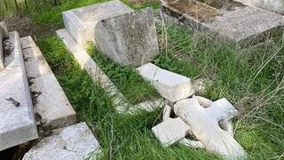 קברים שהשחטו בבית עלמין נוצרי בהר ציון