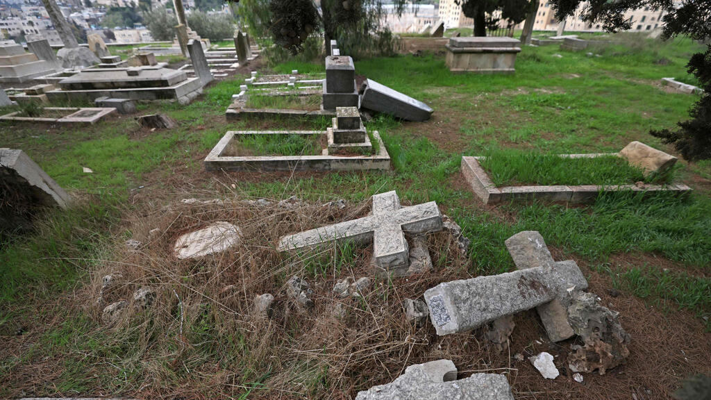 ההשחתה בבית הקברות הנוצרי בירושלים
