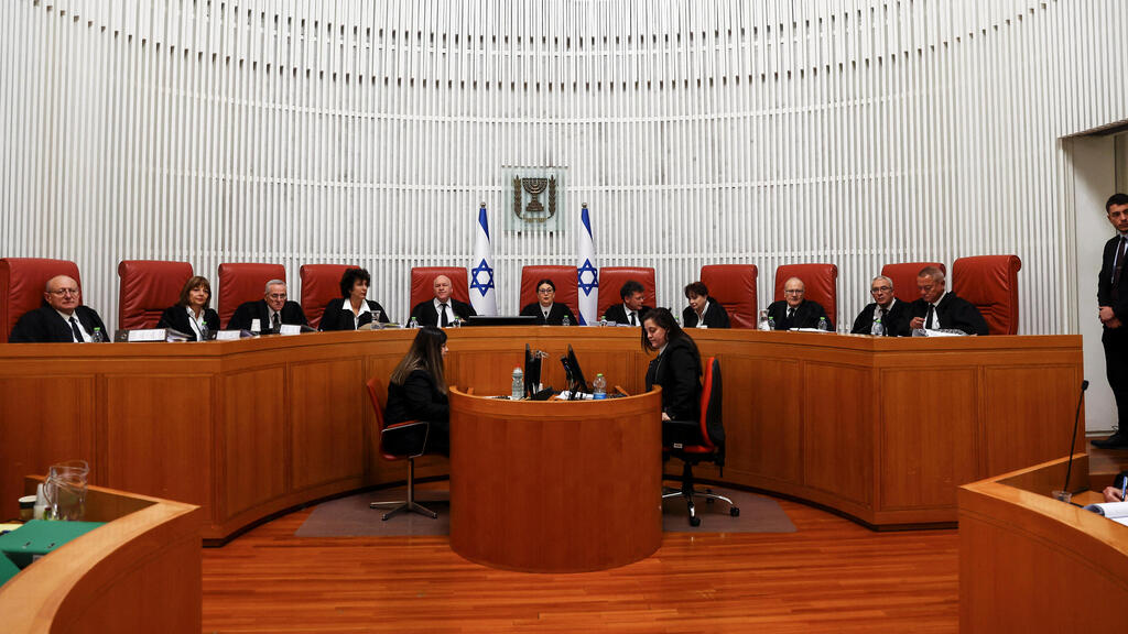 דיון בבג"ץ. למרות המגעים לפשרה - כרגע בעליון העסקים כרגיל (צילום: רויטרס) בג"ץ