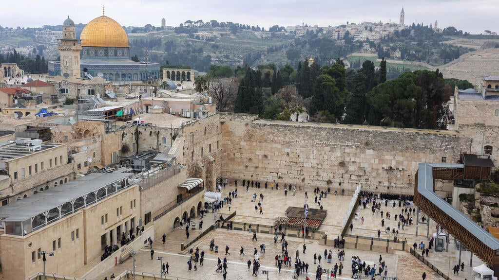 "רוצים לראות את שגרירות נורבגיה עוברת לבירת ישראל". רחבת הכותל המערבי (צילום: EPA) ירושלים