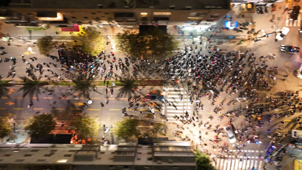 הצעדה בתל אביב שגרמה לחסימת כבישים (צילום: א.א צילומי אוויר) צעדה יהודית ערבית כנגד הממשלה החדשה בתל אביב