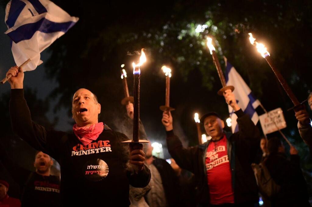  צעדת הלפידים נגד הממשלה העבריינית מול מצודת זאב
