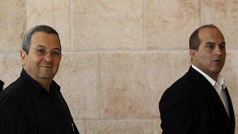 ברק סרי ואהוד ברק. "עבדתי מסביב לשעון, אבל מהבית, כשאחת מאוזניי מכוונת לעבר החדר של יובל" (צילום: חיים צח) אהוד ברק, יוני קורן וברק סרי