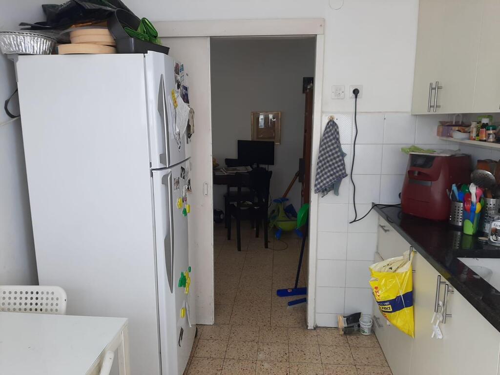 הישר משנות ה-70: המטבח הישן סגור בחדר (צילום פרטי) ירון ברכה