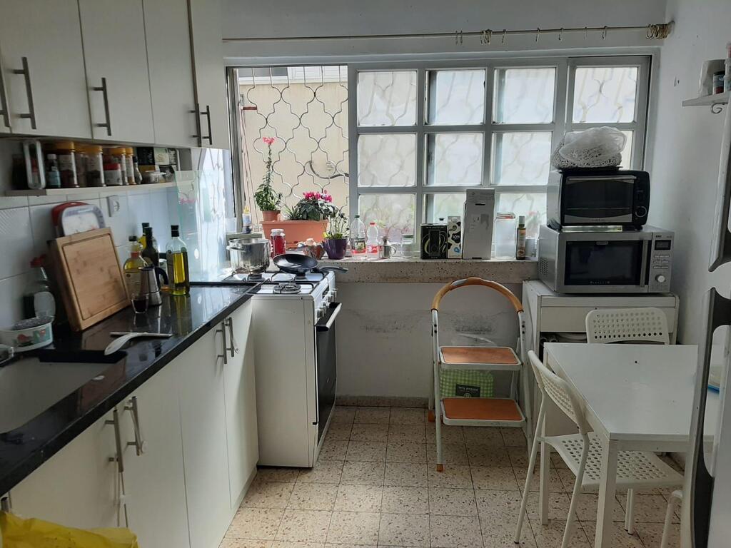 מטבח תל אביבי ומיושן: לפני השיפוץ (צילום פרטי) ירון ברכה
