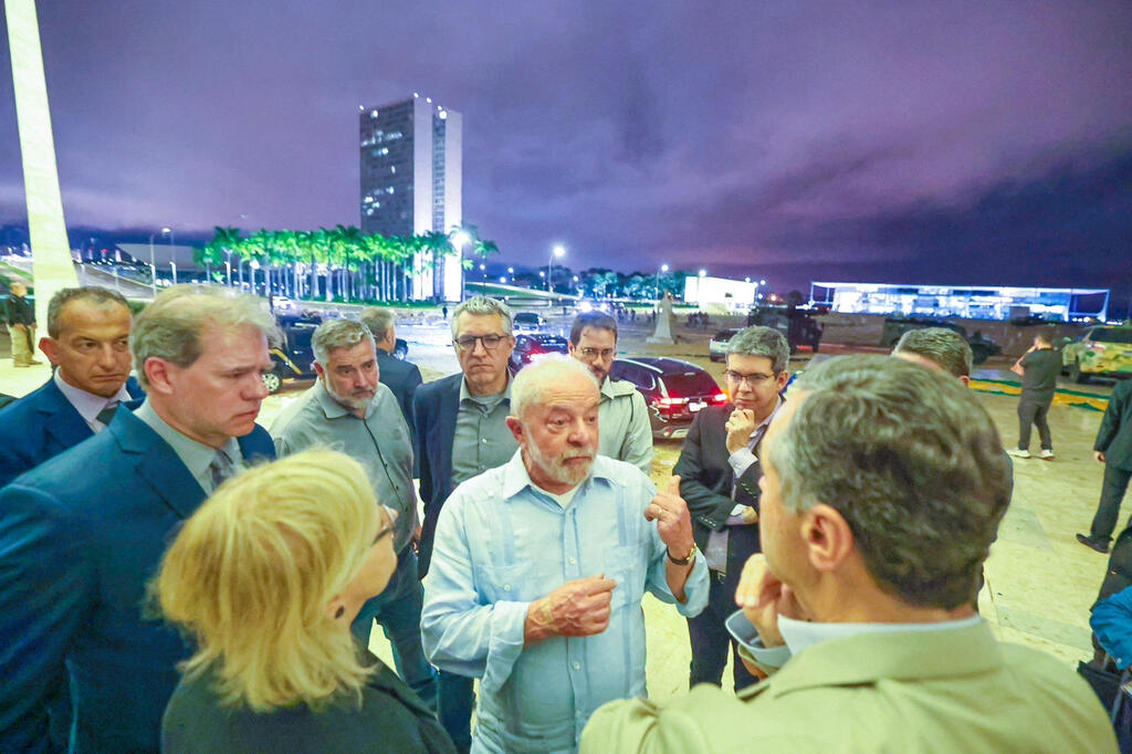 נשיא ברזיל לואיס אינסיו לולה דה סילבה ליד ה קונגרס ב ברזיליה הלילה אחרי ש תומכי ז'איר בולסונרו פרצו אליו