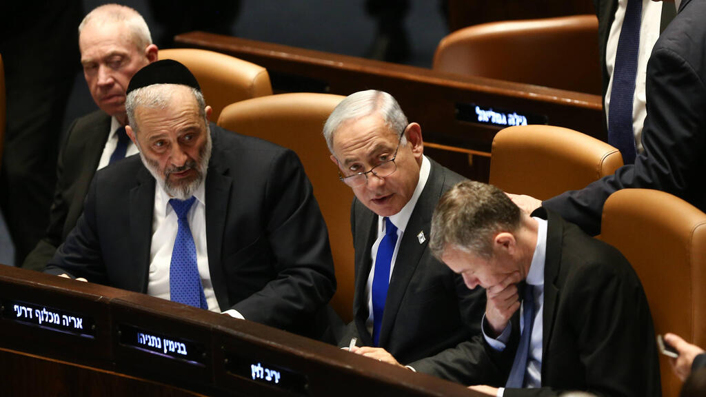 דרעי תומך בעצירת החקיקה, לוין מתנגד בתוקף (צילום: אלכס קולומויסקי) בנימין נתניהו במליאת הכנסת