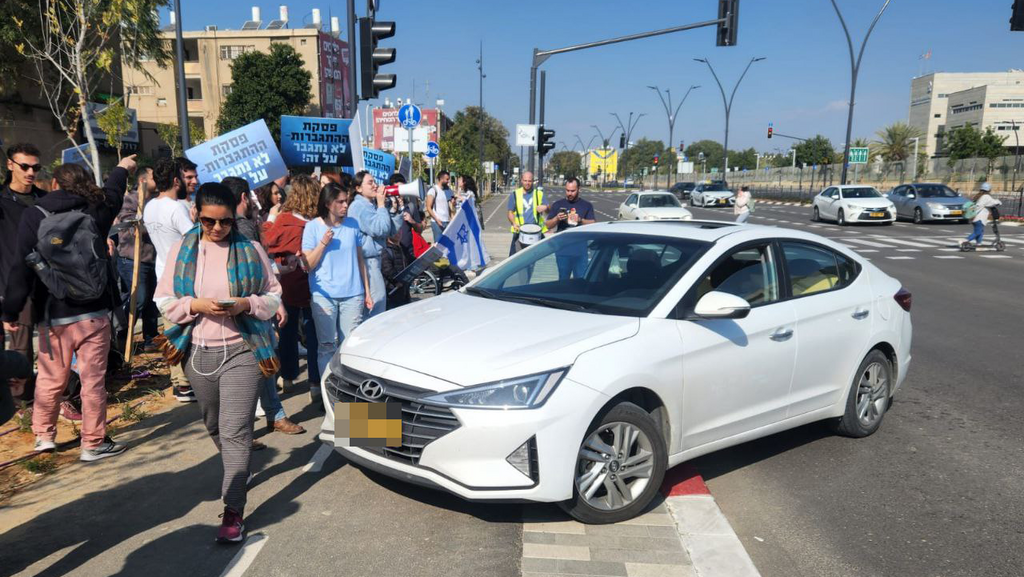 רכבו של חן. עורך דינו: "רוח שטות מיותרת" הרכב שעלה על המדרכה לעבר מפגינים בבאר שבע