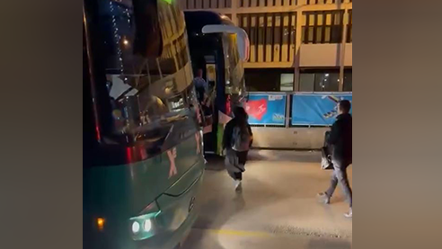 האוטובוס עוצר בנתיב השמאלי והנוסעים מסכנים את חייהם