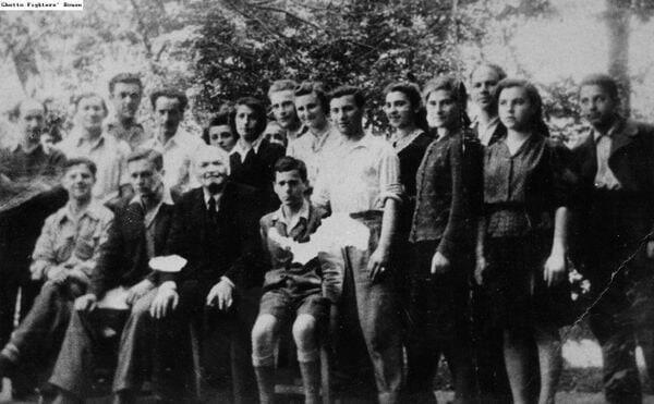 תיעוד של ישראל לוין ניצול השואה מגטו ורשה ואביו לייזר לוין