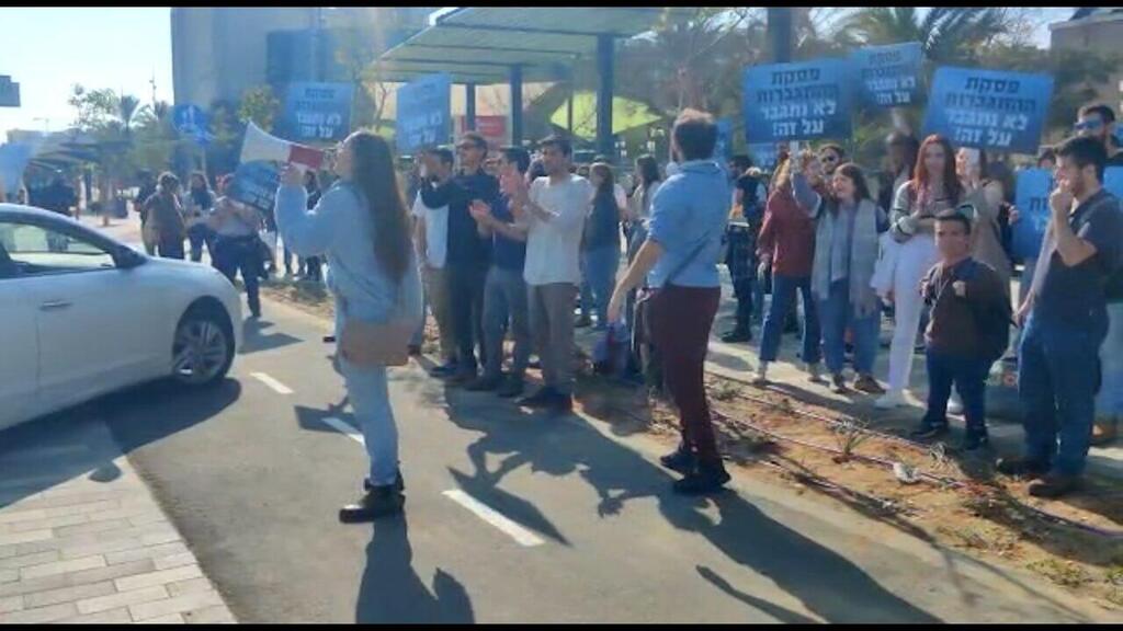 המפגינים בזירה הרכב שעלה על המדרכה לעבר מפגינים בבאר שבע