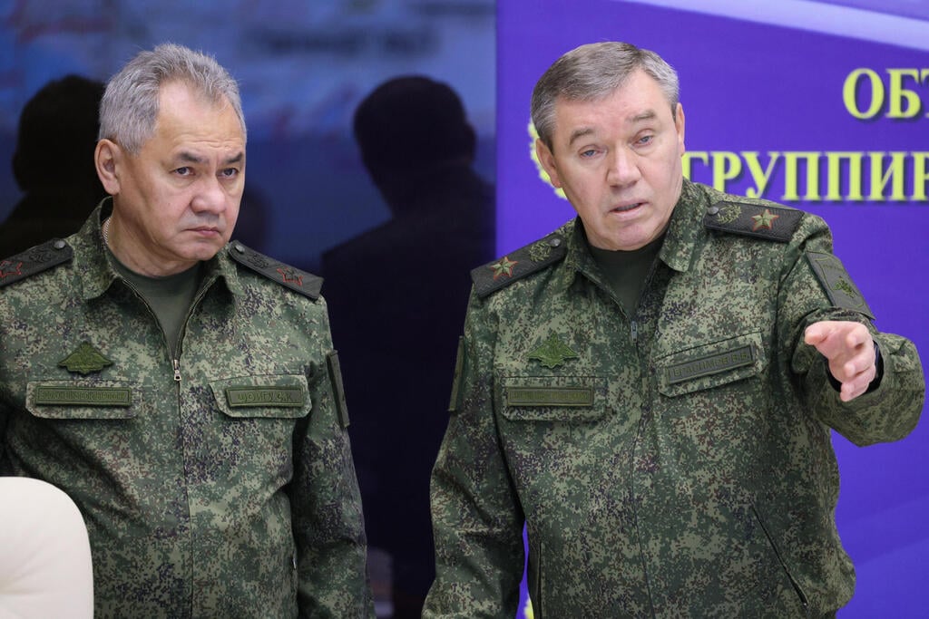 Defense Minister Sergei Shoigu and Russian Army Chief of the General Staff Valery Gerasimov (Photo: AP) רמטכ"ל רוסיה ואלרי גרסימוב עם שר ההגנה סרגיי שויגו