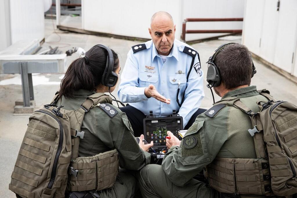 מימין לשמאל: רפ"ק אילן, סנ"צ עופר שחר ופקד סמדר