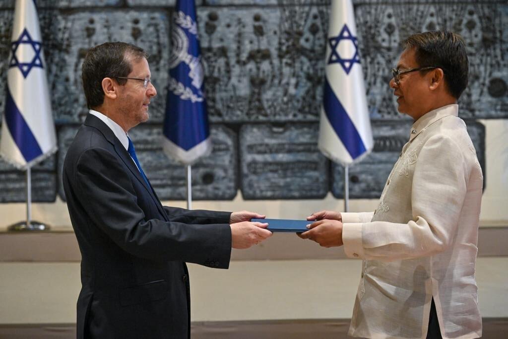Filipino ambassador to Israel, Pedro R. Laylo Jr. meeting Israeli President Isaac Herzog (Photo: GPO) שגריר פילפינים בישראל מגיש את כתב האמנה לנשיא המדינה יצחק הרצוג