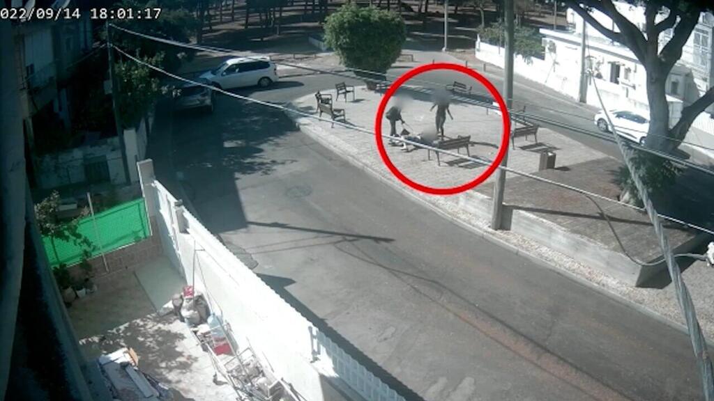 גוררים ובועטים. תיעוד מהשוד בתל אביב (צילום: דוברות המשטרה) תיעוד אירועי השוד