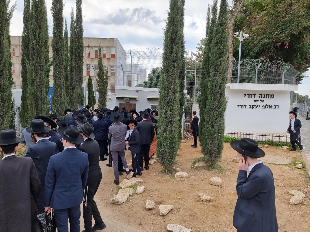 בדרך לבקו"ם, לדחיית גיוס. גיל הפטור צפוי לרדת (צילום: שמוליק דודפור) חרדים הגיעו לבקום בתל השומר לדחות את הגיוס