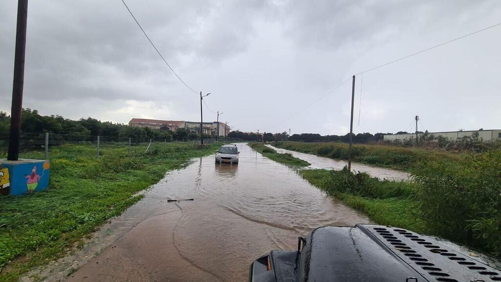 גשם ימשיך לרדת לפרקים ביומיים הקרובים. הצפה במושב בני דרור, אתמול (מתוך הרשתות החברתיות) הצפות במועצה אזורית לב השרון