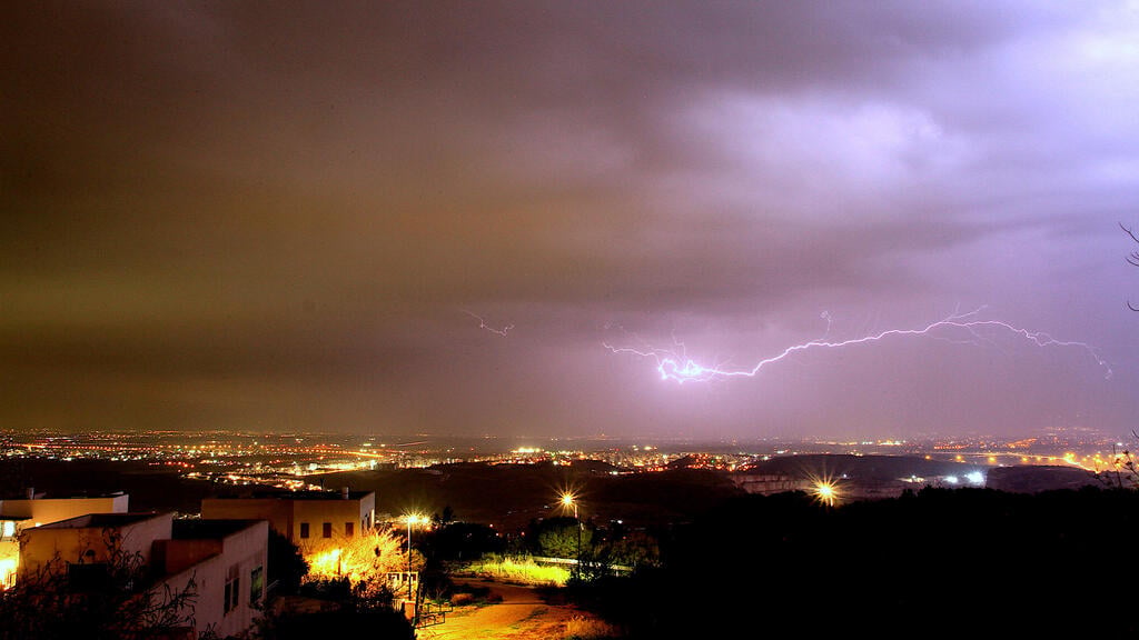 Lightings in northern Israel (Photo: Ran Manvich) ברקים ביישוב קציר