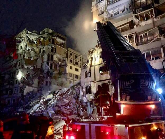 Российская ракета попала в 9-этажный дом в Днепре: 20 погибших, десятки  раненых