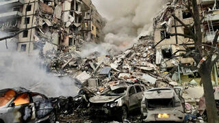 דניפרו הריסות בניין מגורים ש הופצץ אוקראינה