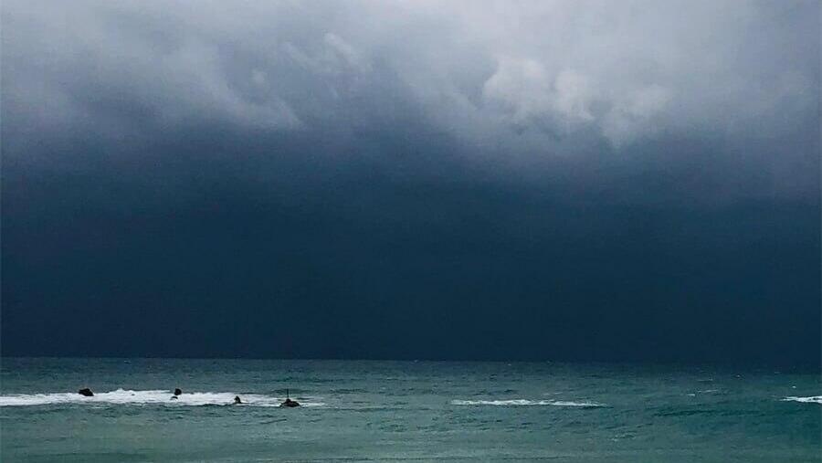חוף הים ביפו, אתמול (צילום: קרן איזיקסון) מזג אוויר חורפי בחוף של יפו