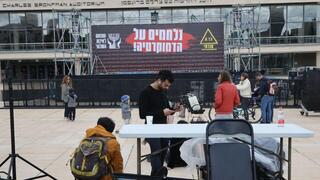 הכנות לקראת ההפגנה בכיכר הבימה, תל אביב