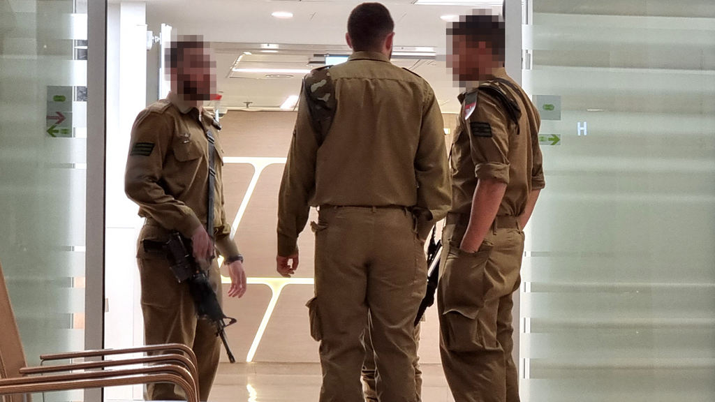 האימונים נעצרו עד להשלמת התחקיר. חיילים בשיבא (צילום: שאול גולן) חיילים בכניסה למחלקה הכירורגית