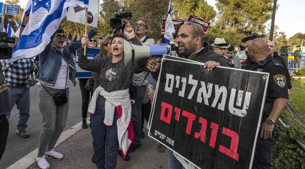 A right-wing rally with the sign saying 'Leftist traitors'