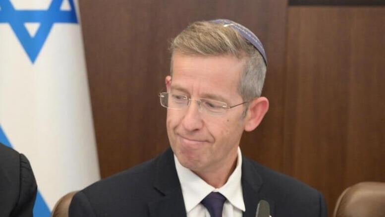 מזכיר הממשלה יוסי פוקס זימן את היועמ"שית להשיב על "שאלות מנחות" (צילום: עמוס בן גרשום' לע"מ) בנימין נתניהו בפתח ישיבת הממשלה