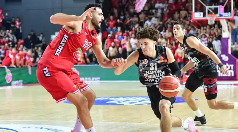 נועם יעקב מול עידן זלמנסון (חגי מיכאלי) נועם יעקב מול עידן זלמנסון