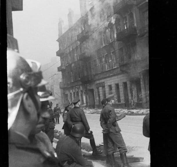 Photographs from the Warsaw Ghetto Uprising (Photo: Z. L. Grzywaczewski/Archiwum rodzinne / Muzeum POLIN, newsweek) תמונות לא ידועות נחשפו ממרד גטו ורשה