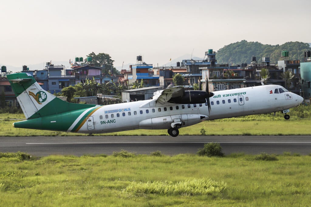 המטוס שהתרסק, בצילום מהשנה שעברה. דגמי ATR-72 כבר חוו בעבר תקריות בטיחותיות (צילום: ויקיפדיה/ TMLN123) מטוס מדגם ATR-72 שהתרסק התרסקות ב נפאל ליד העיירה פוקרה בצילום ארכיון מ-2022
