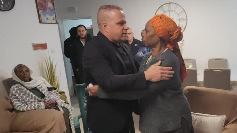 ראש עיריית אשקלון תומר גלאם בביקור בבית משפחת מנגיסטו