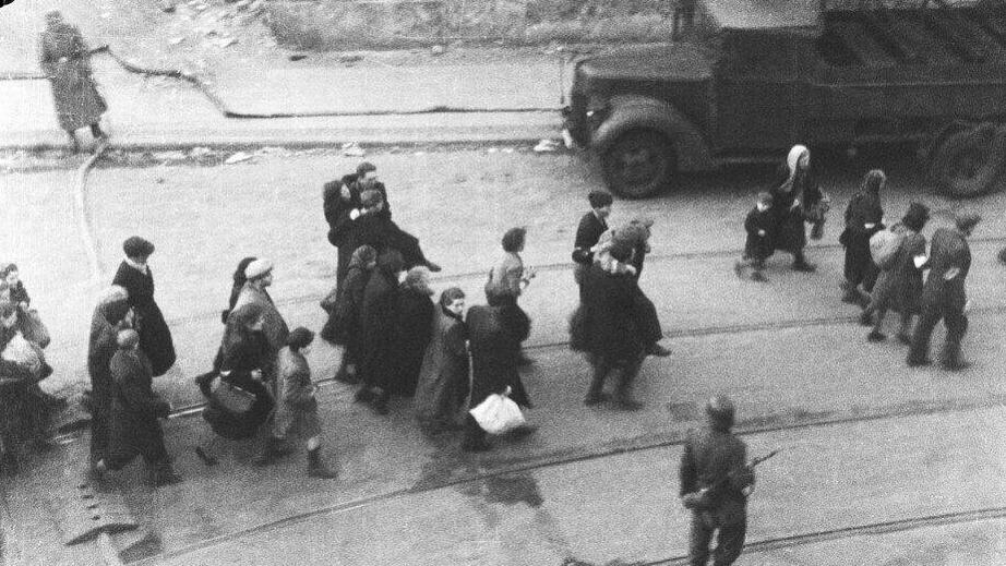 Jews marching towards the freight cars (Photo: Muzeum POLIN, Newsweek) תמונות לא ידועות נחשפו ממרד גטו ורשה