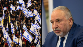 מפגינים בכיכר הבימה בתל אביב 