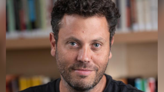 אלי בזי'אווי בהפגנה ב-2020