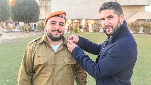 שינה את חייו: בגיל 5 פגש קצין שהעניק לו את דרגותיו - ובקרוב יזכה לענוד אותן