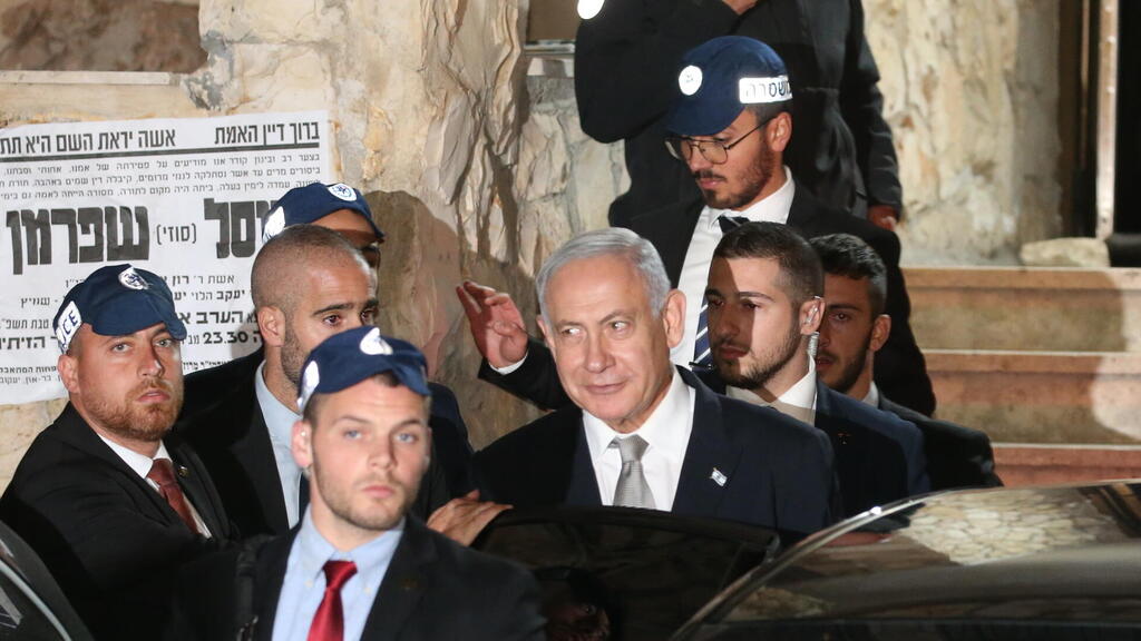 נתניהו יוצא לבית של דרעי לאחר החלטת בג"ץ