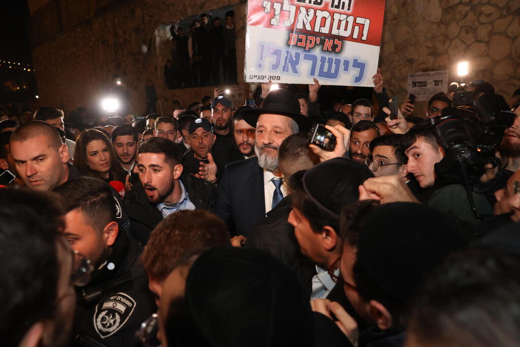 אריה דרעי יוצא מהבית