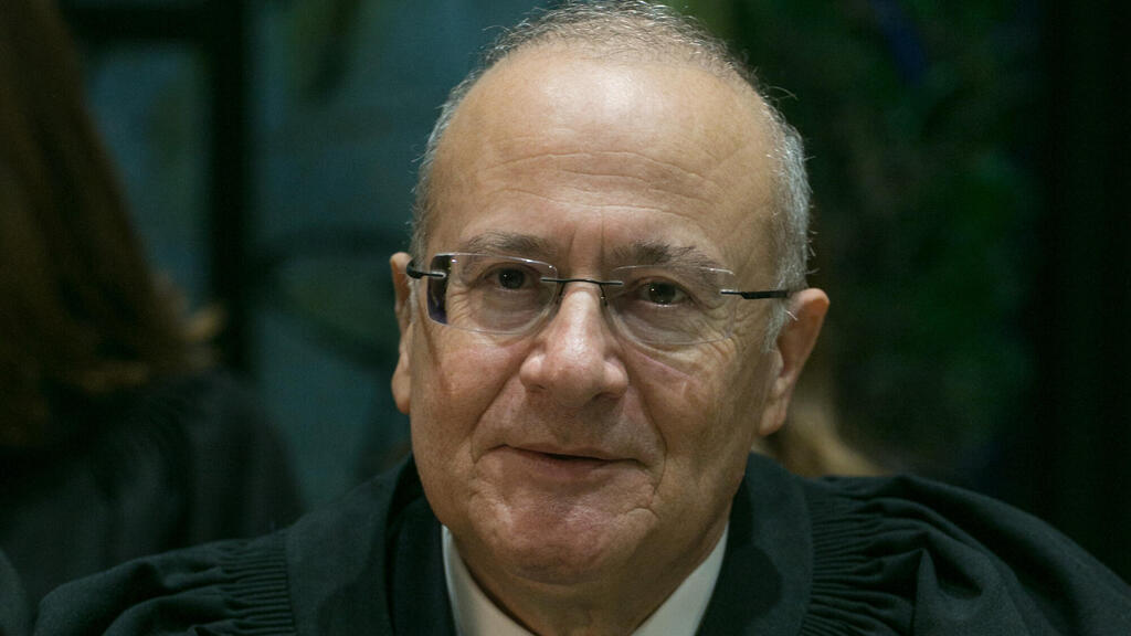 "חוק שלא מוסיף כבוד" (צילום: אוהד צויגנברג) השופט יוסף אלרון