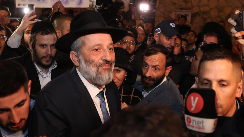 אריה דרעי יוצא מהבית