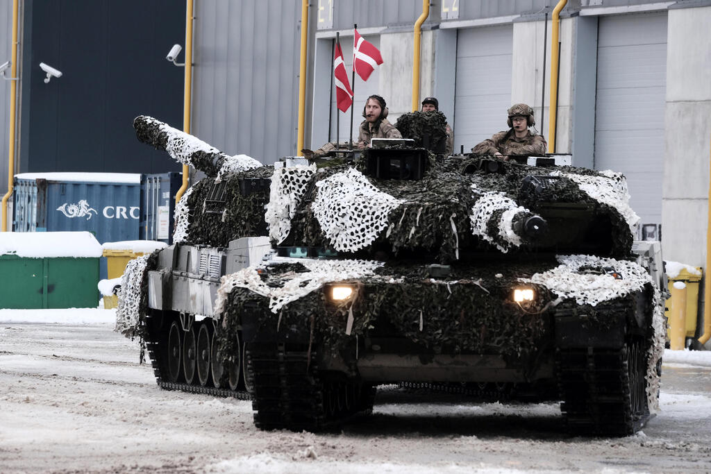 Soldats de l'armée danoise avec un char Leopard de fabrication allemande