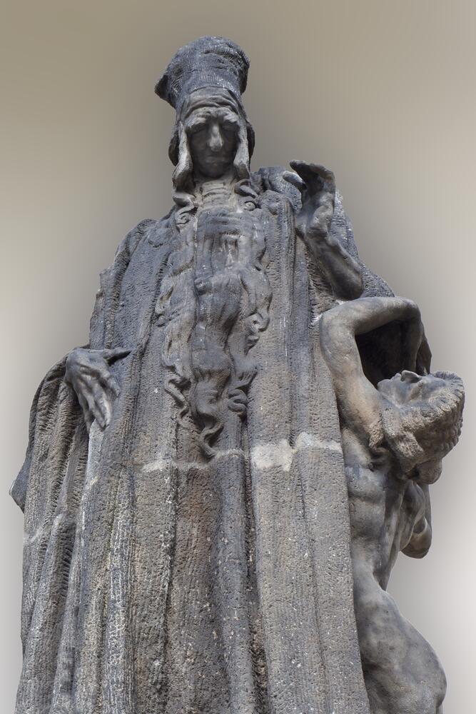 פסל של המהר"ל בבית העירייה של פראג